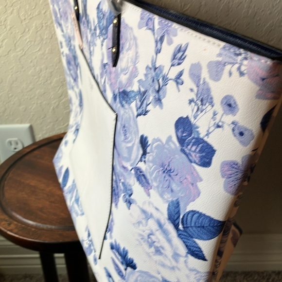Victoria’s Secret: White with blue floral tote bag- summer/beach/vacation - Picture 7 of 16